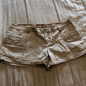 Old Navy women’s khaki shorts